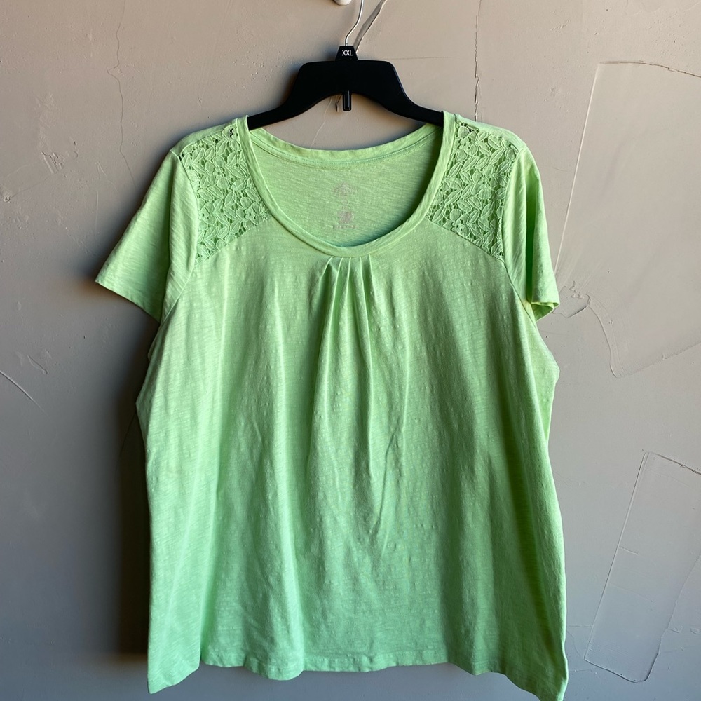 ST JOHN’S BAY Lime Green Tee Shirt with lace on Shoulder Size 2X Tag-less